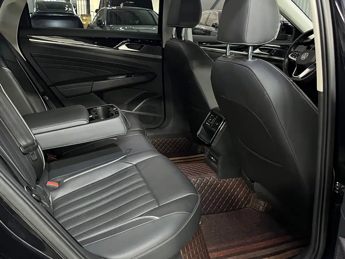 Volkswagen Passat 2022 330TSI Elite Edition фото 14