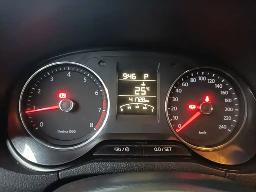 Volkswagen Polo 2014 1.6L Automatic Luxury Edition фото 12