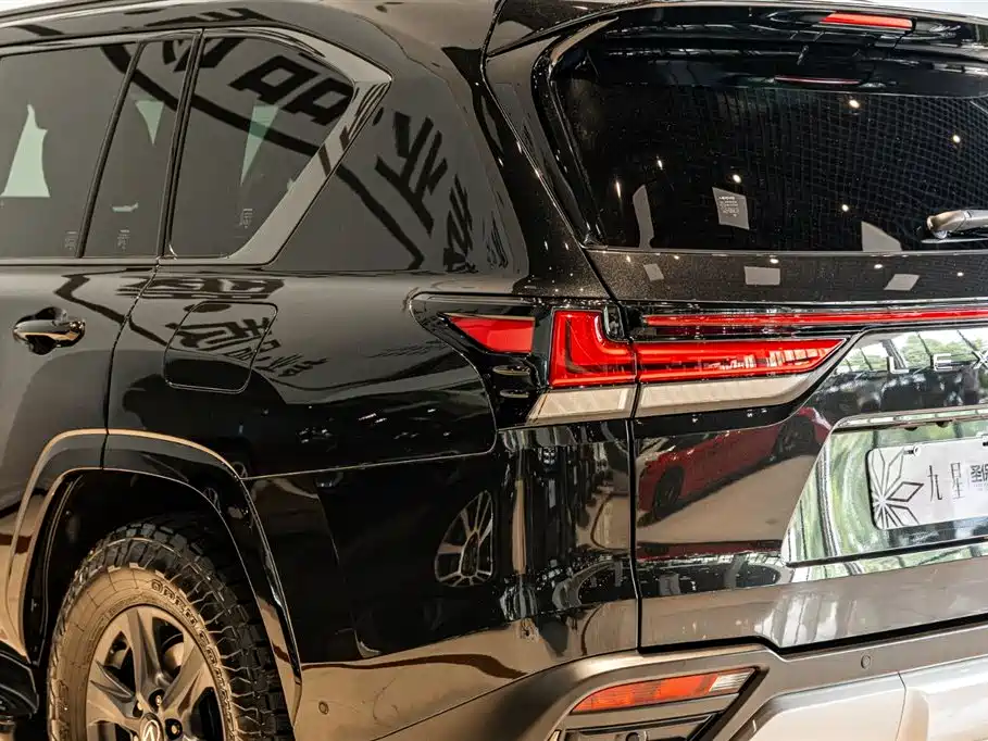 Lexus LX 2025 700h OVERTRAIL Frontier Edition фото 18