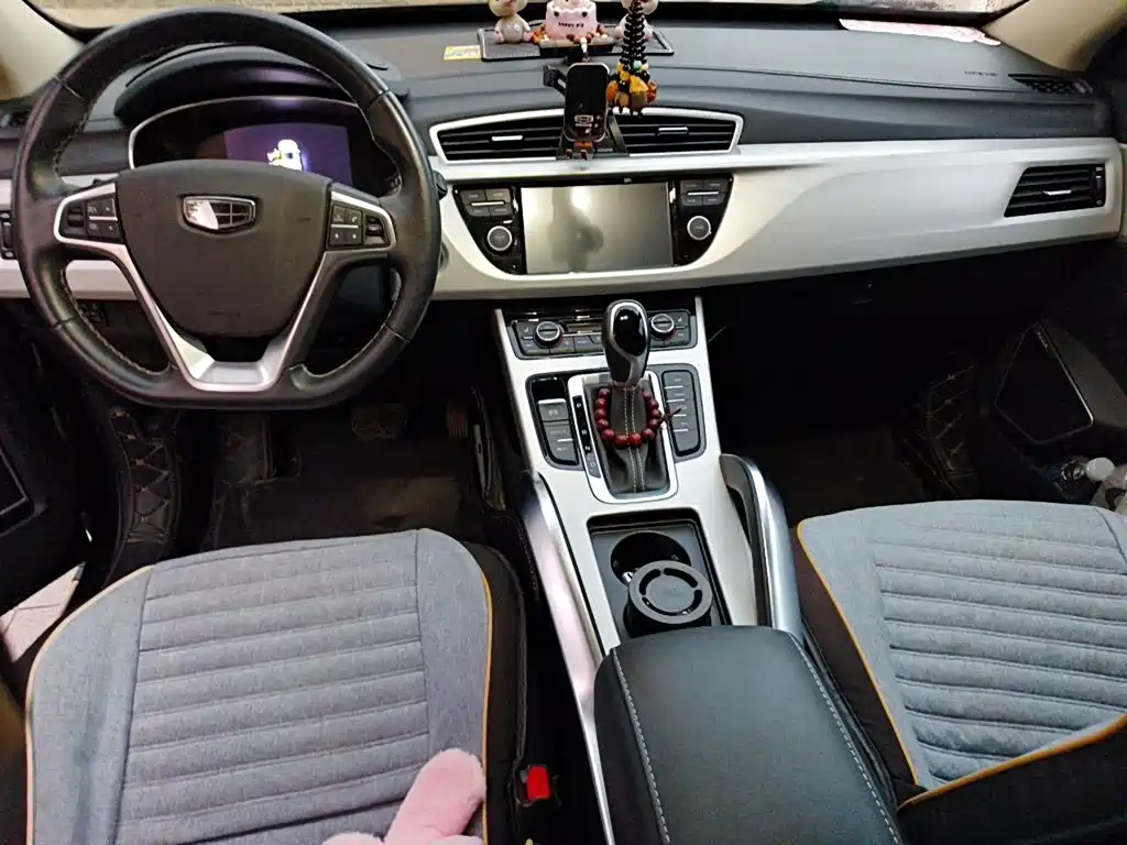 Фото 13 - Geely Atlas