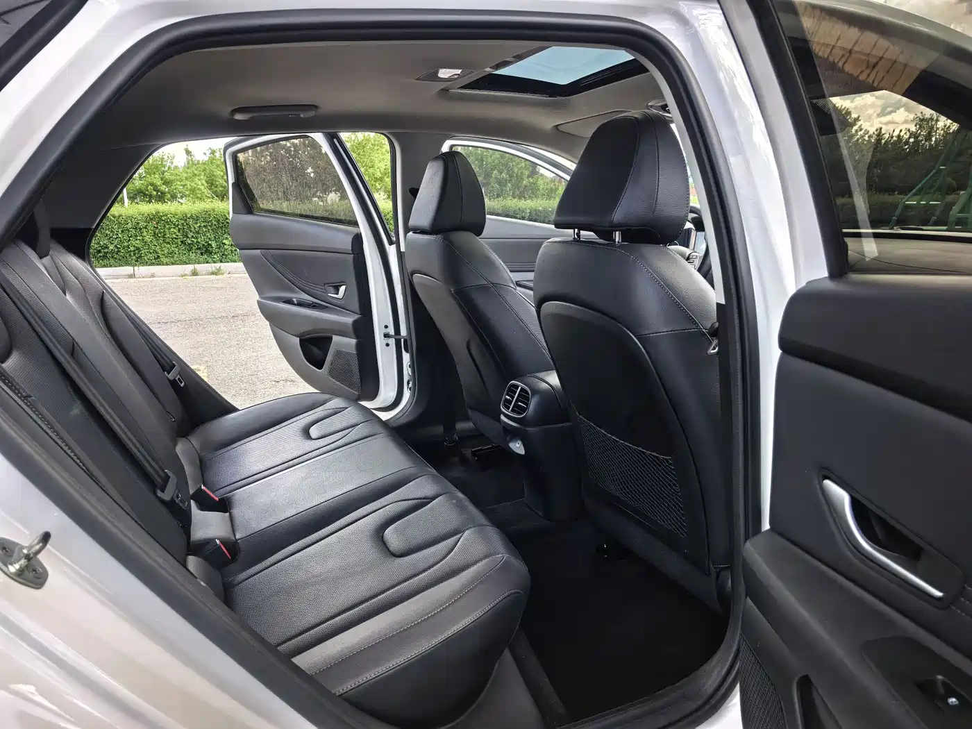 Hyundai Elantra 2023 Model 1.5L CVT LUX Premium Edition фото 10