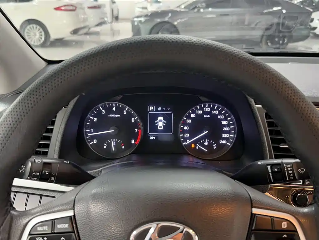 Hyundai Elantra 2016 Model 1.6L Automatic Smart Elite фото 6