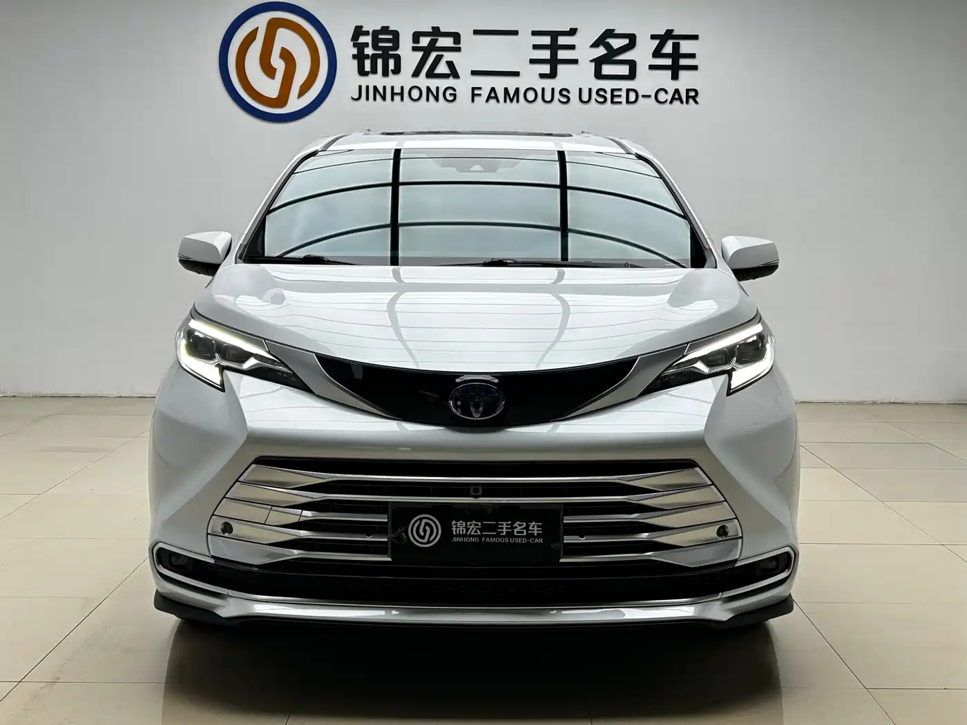 Toyota Sienna 2024 2.5L Hybrid Platinum Edition фото 2