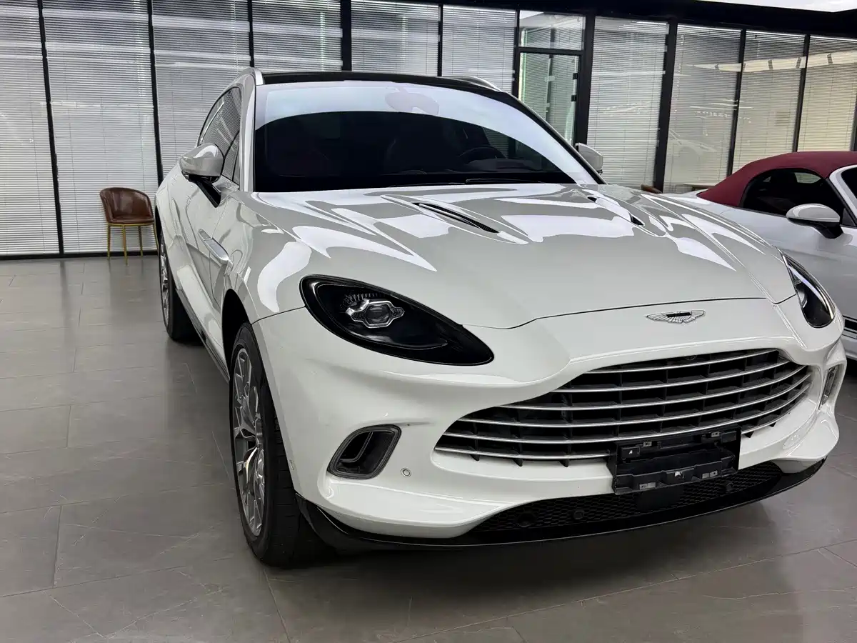 Фото 1 - Aston Martin DBX