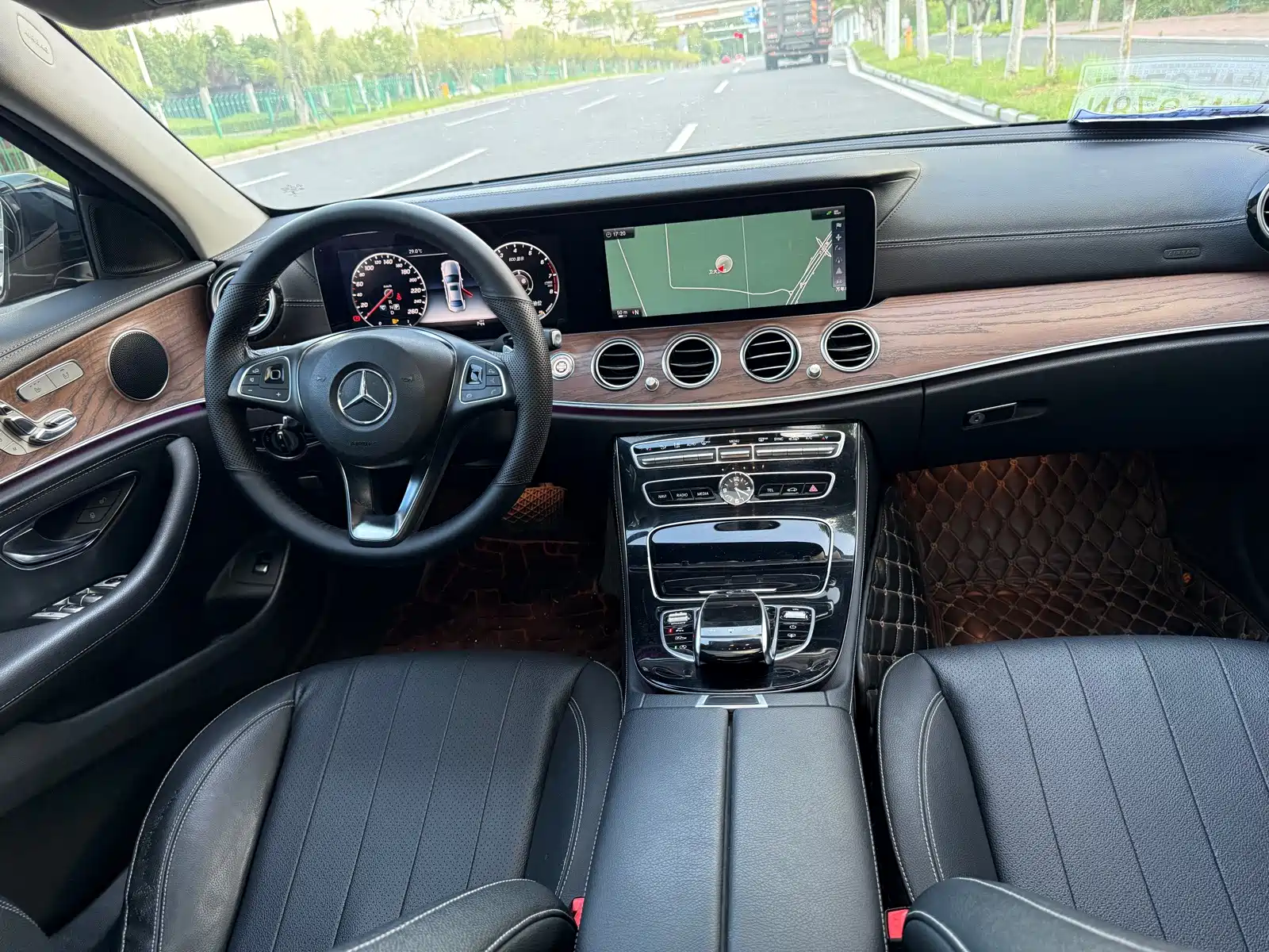 Фото 9 - Mercedes-Benz E-Class