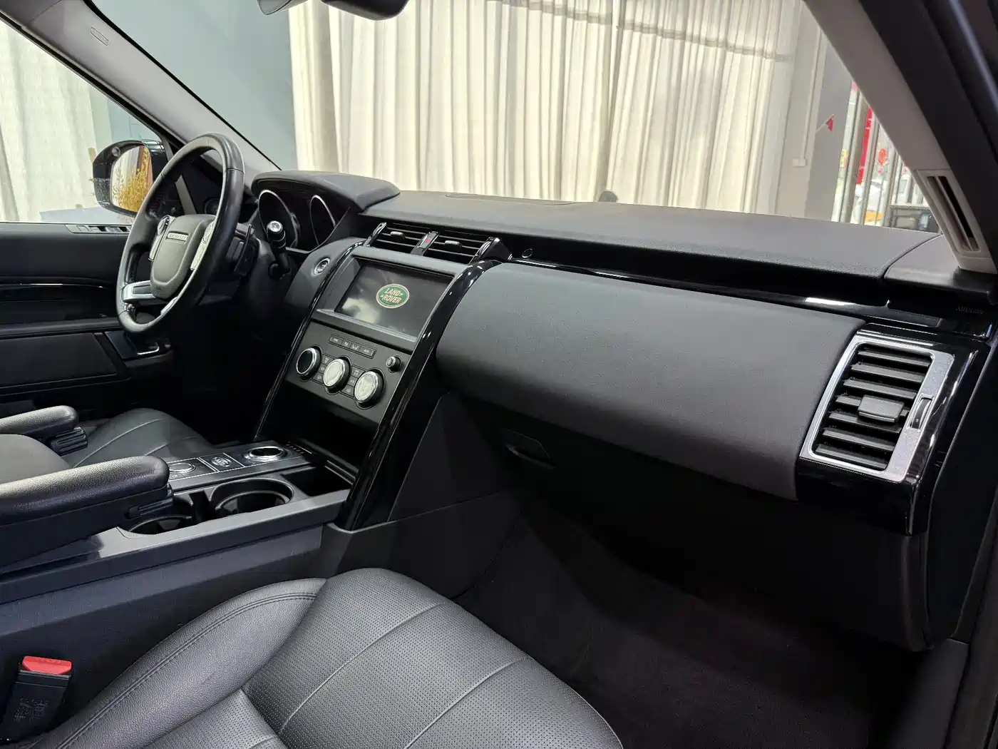 Land Rover Discovery 2019 3.0 SC V6 SE фото 8