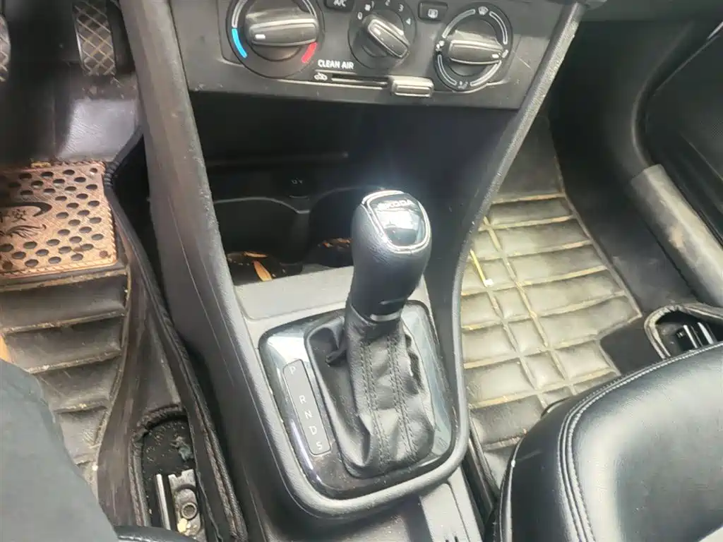 Škoda Skoda Rapid Spaceback 2016 1.6L Automatic Advance Edition фото 14