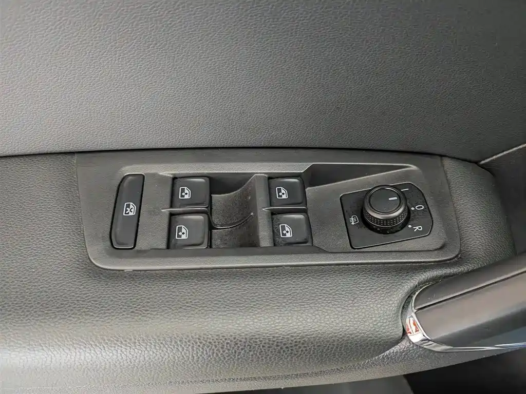 Volkswagen Touran 2018 Touran L 280TSI DSG Frontier Edition 7-Seater China V фото 9