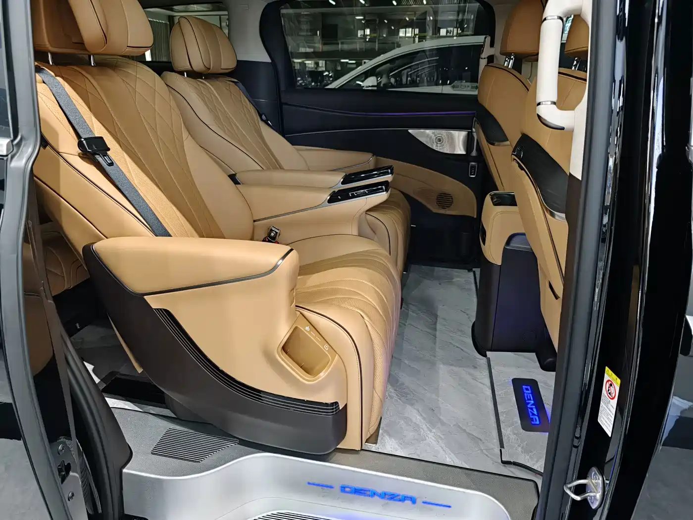 Denza D9 2025 2024 DM-i 980 AWD Prestige