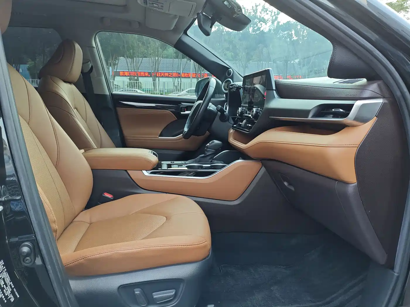 Toyota Highlander 2023 2.5L Smart Hybrid Dual Engine AWD Premium 7-Seater фото 15