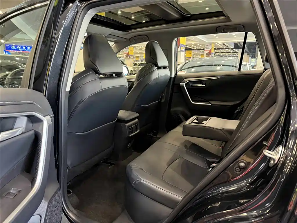 Toyota Wildlander 2023 Hybrid 2.5L E-CVT AWD Premium Edition фото 5
