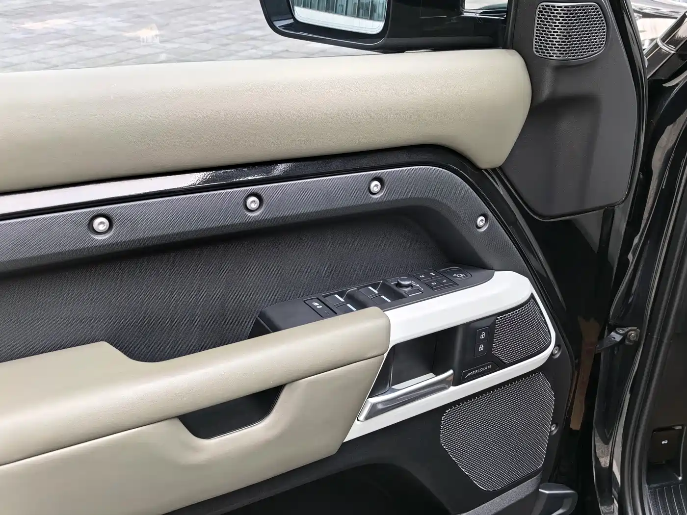 Land Rover Defender 2022 110 P400 X-DYNAMIC HSE фото 9
