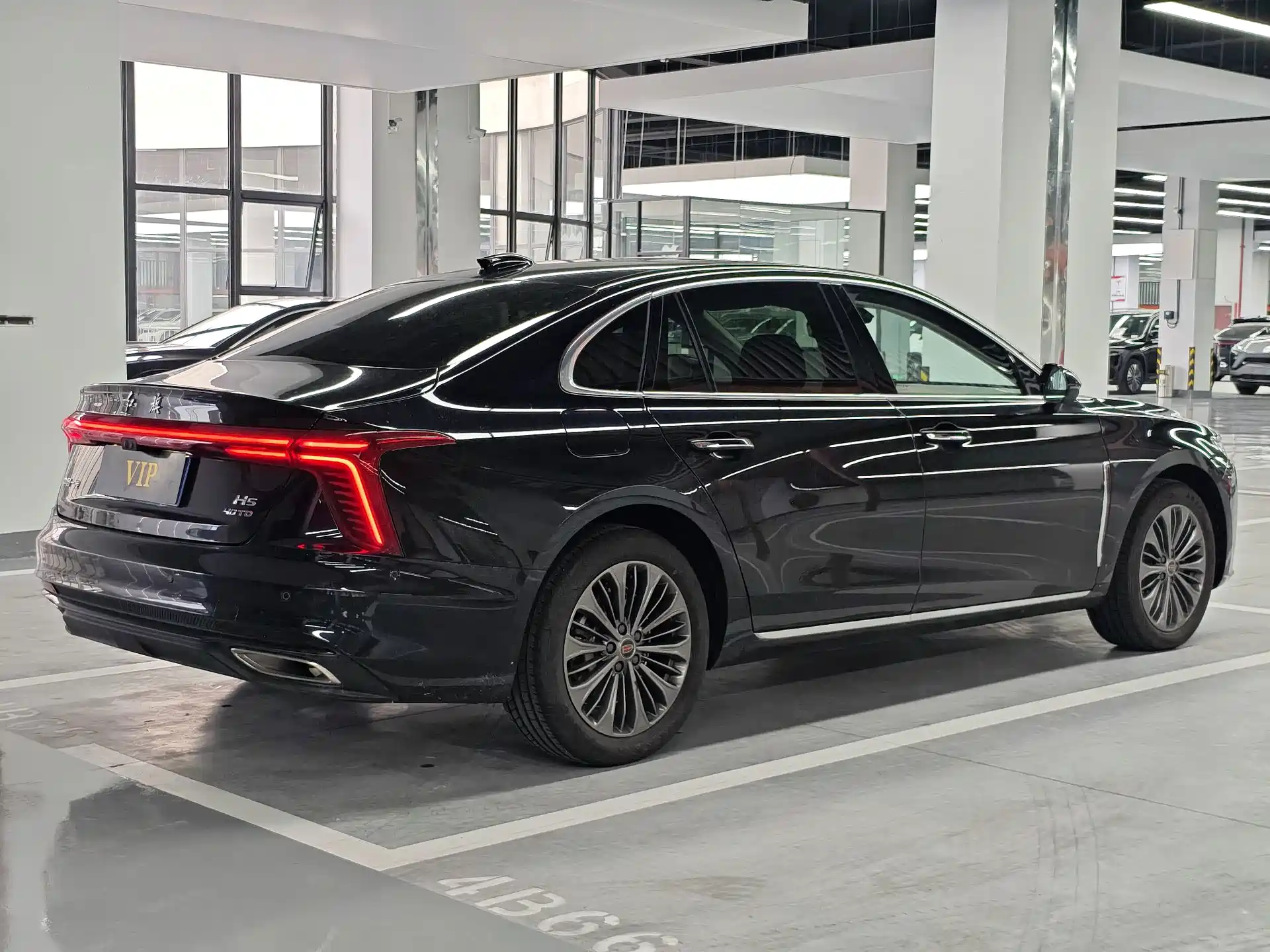 Фото 17 - Hongqi H5