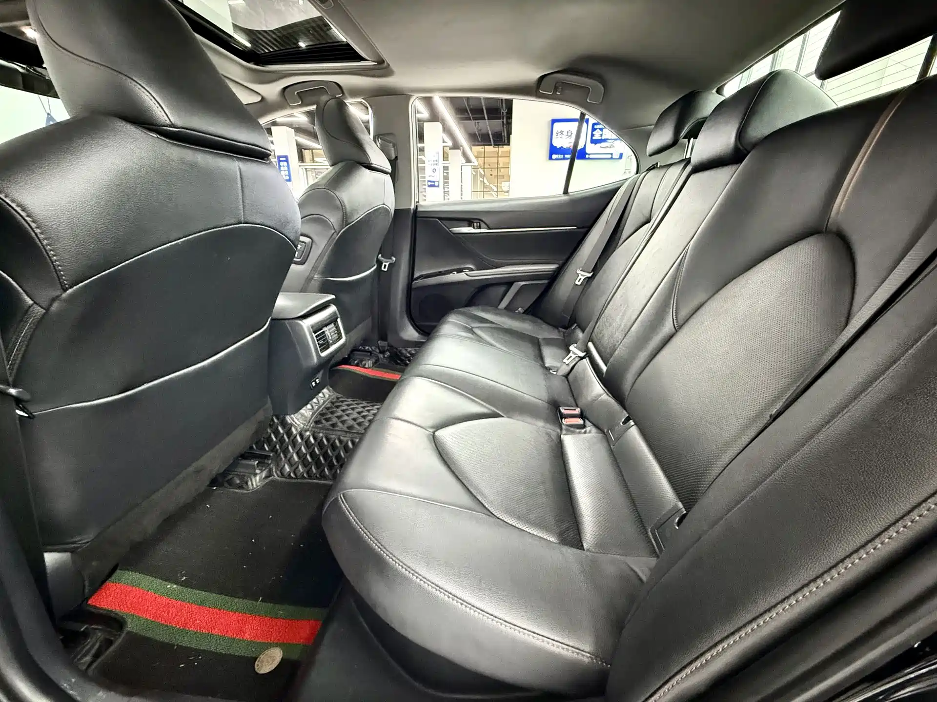 Фото 6 - Toyota Camry