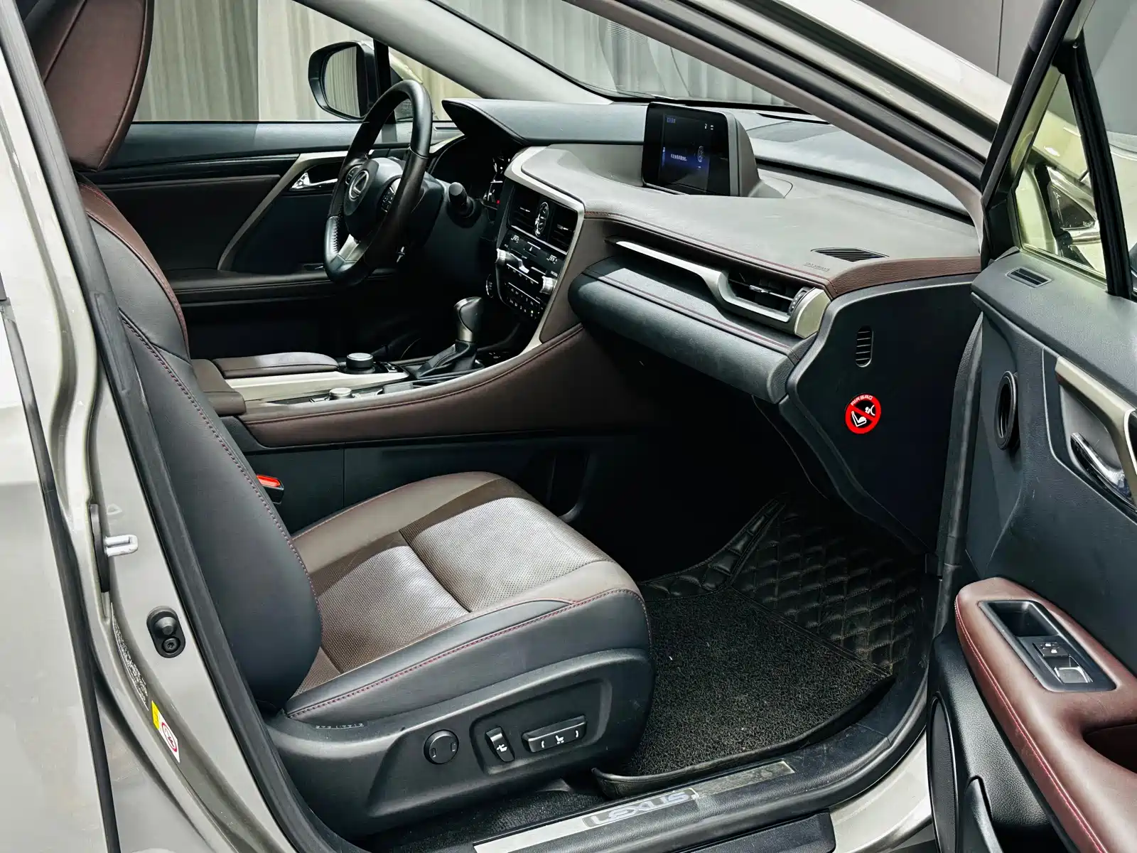 Фото 23 - Lexus RX