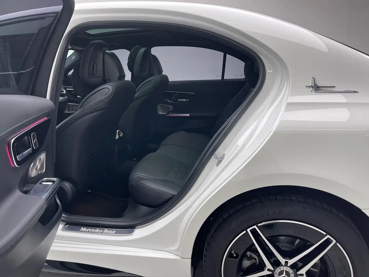 Mercedes-Benz C-Class 2024 Facelift III C 260 L Night Sport Edition фото 17
