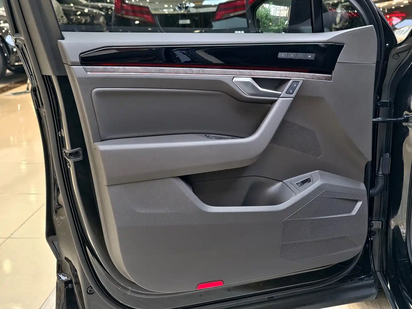 Volkswagen Touareg 2023 3.0TSI R-Line Black Sports Package фото 4