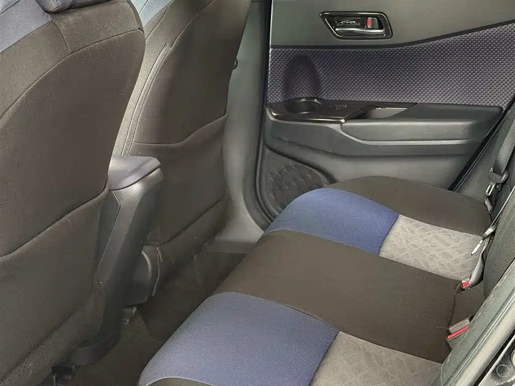 Toyota C-HR 2018 2.0L Leading Edition China V фото 5