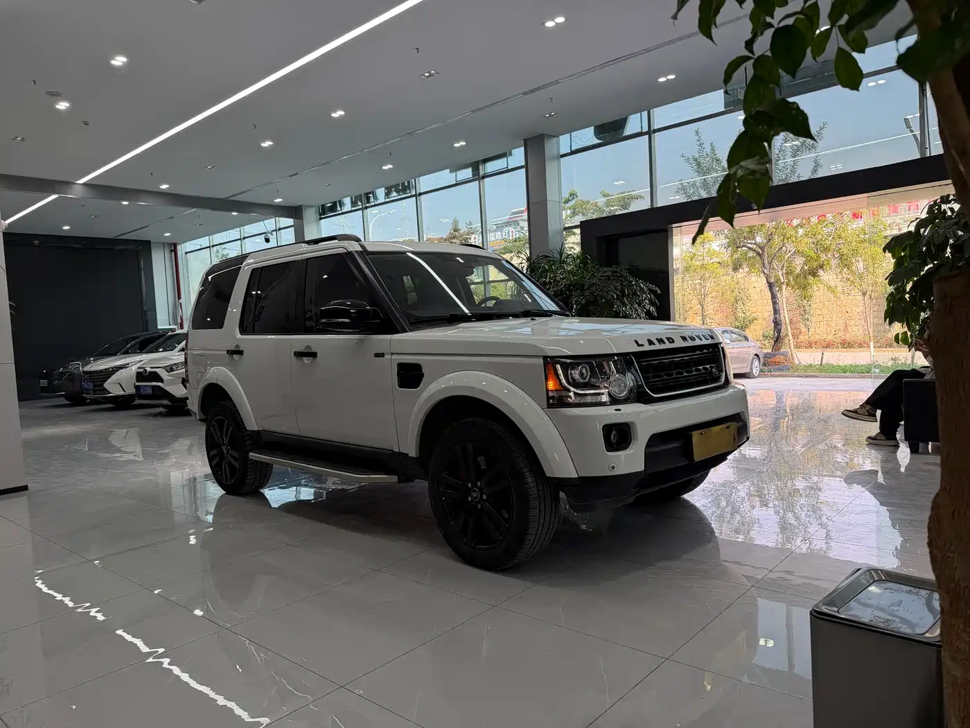 Land Rover Discovery 2014 3.0 SC V6 HSE Luxury фото 3