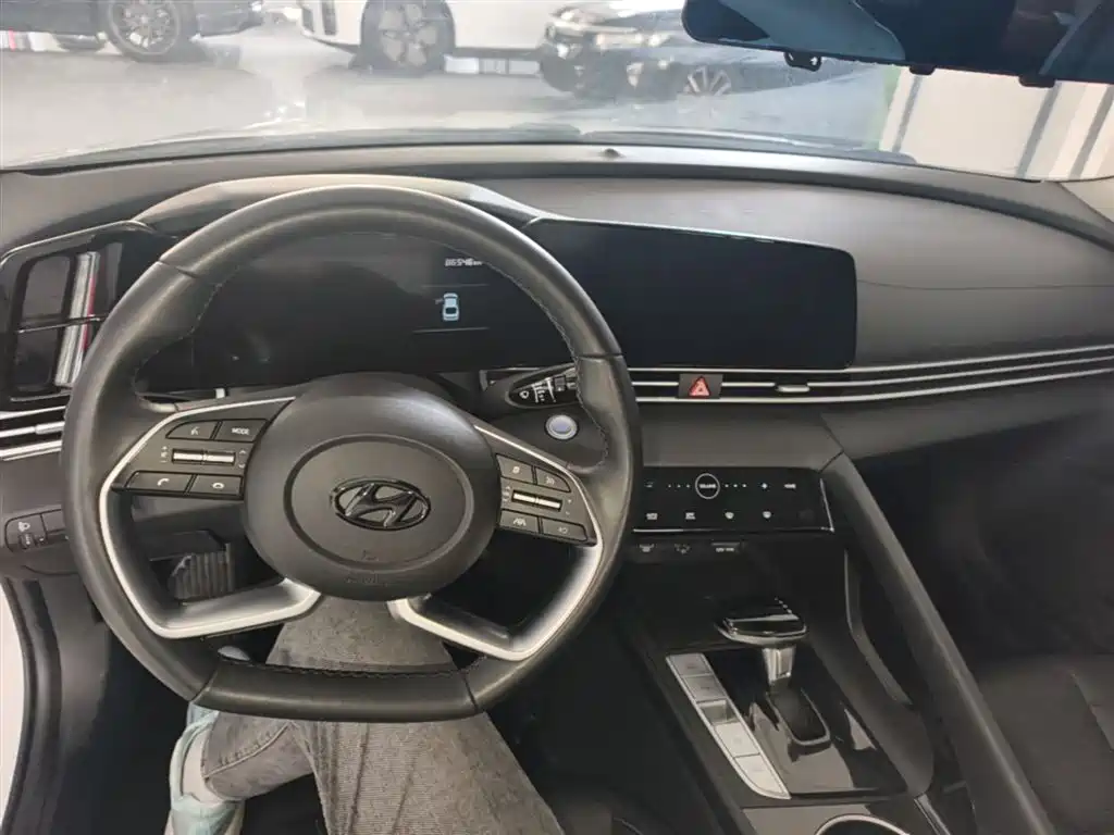 Hyundai Elantra 2022 1.5L CVT LUX Premium Edition фото 10