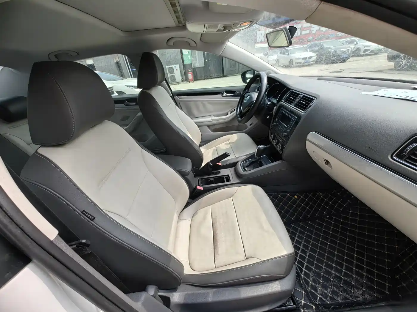 Volkswagen Sagitar 2015 1.6L Automatic Comfort фото 16