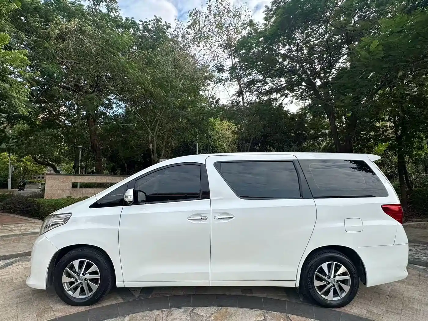 Toyota Alphard 2012 2.4L Luxury Edition фото 4