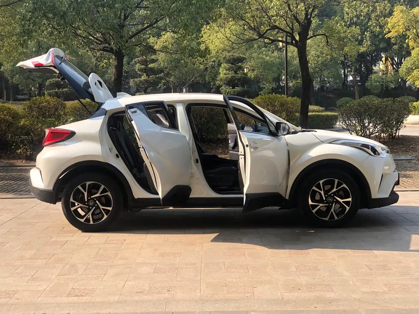 Toyota C-HR 2020 Model 2.0L Leading фото 11