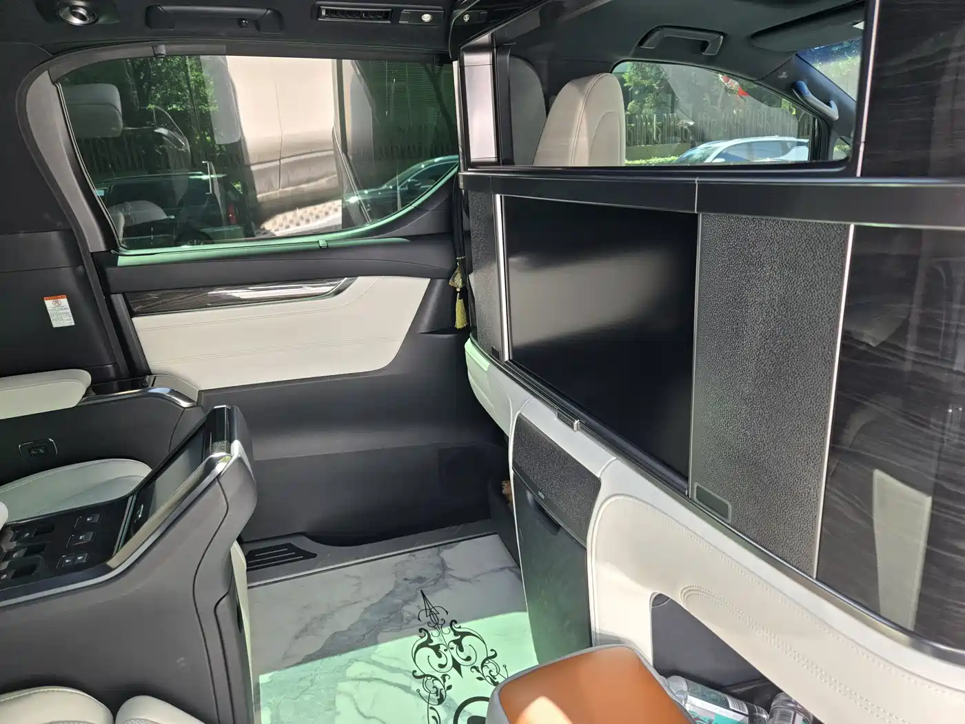 Lexus LM 2020 300h 4-Seat Imperial Edition фото 9