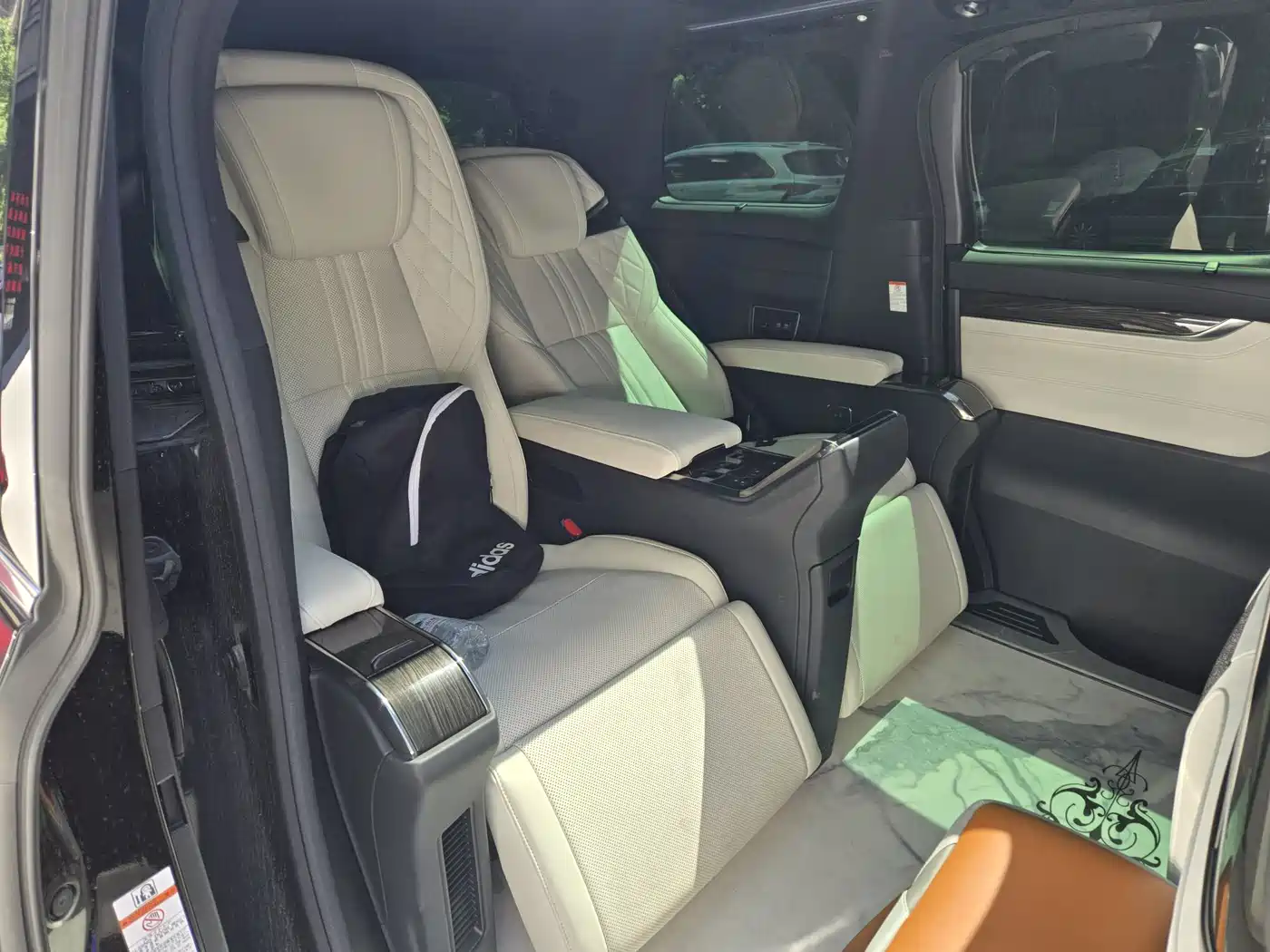 Lexus LM 2020 300h 4-Seat Imperial Edition фото 10