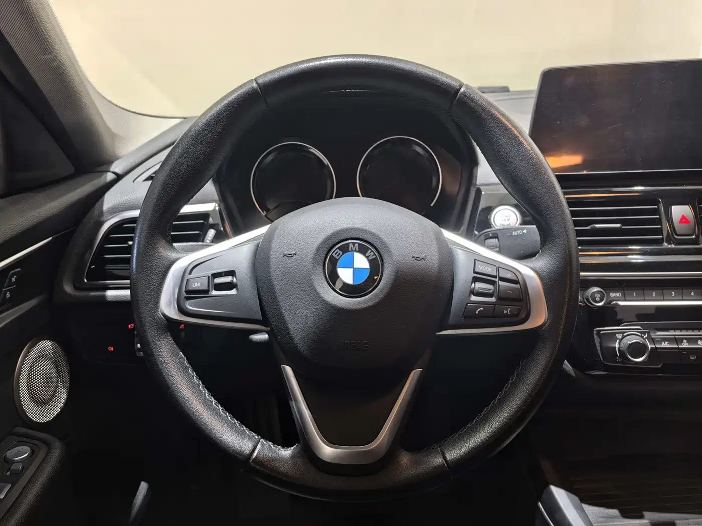 BMW 1 Series 2023 120i M Sport фото 14