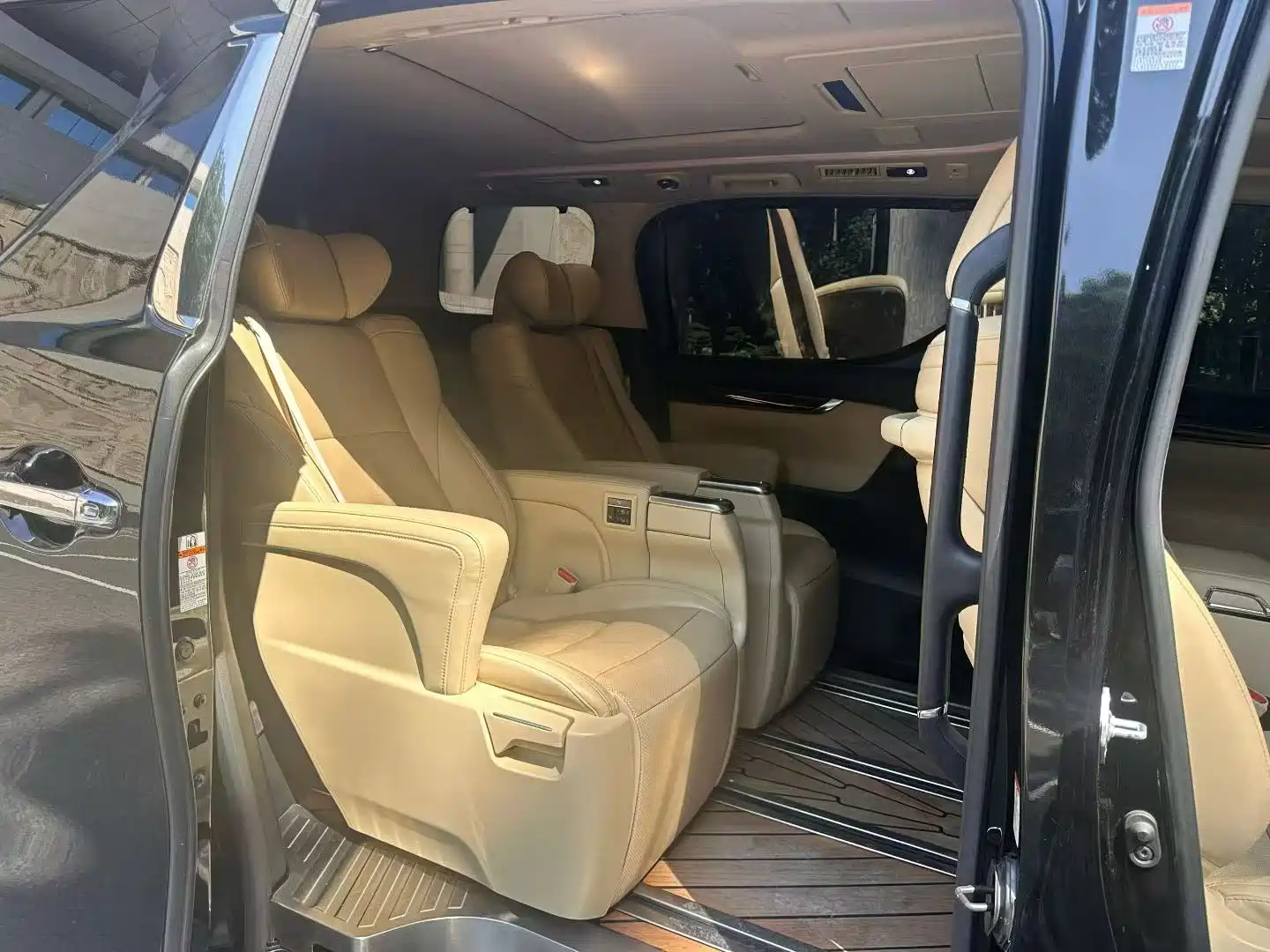 Photo 4 - Toyota Alphard