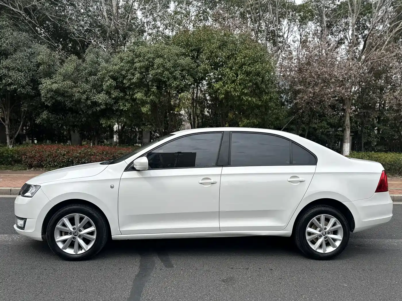 Škoda Rapid 2016 1.6L Automatic Pioneer Edition фото 7