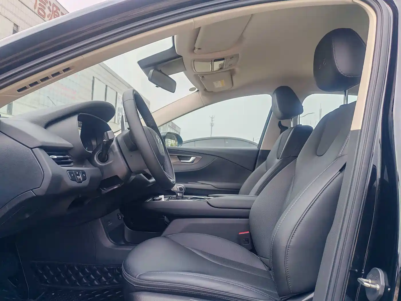 Hongqi E-QM5 2023 Facelift Basic Travel Edition фото 16