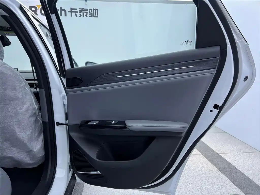 Geely Galaxy Galaxy L6 2025 EM-i 140km Explorer+ Edition фото 22