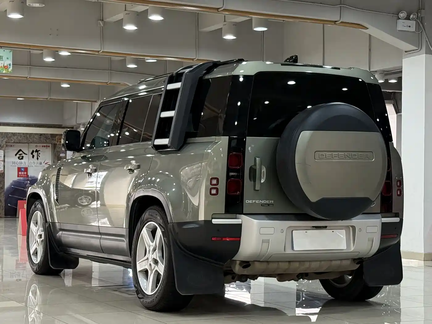 Land Rover Defender 2020 Model 110 P400 HSE фото 17