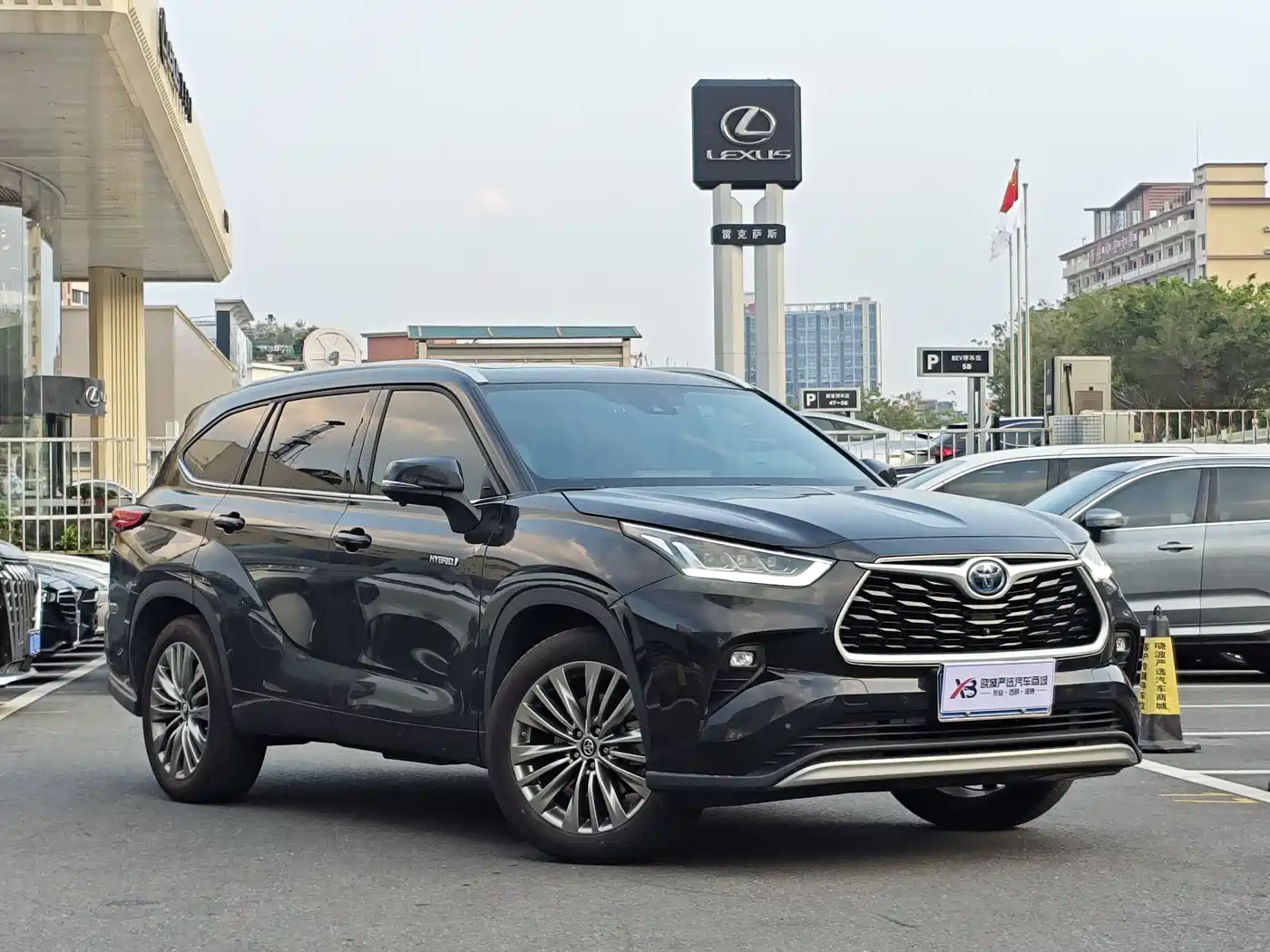 Toyota Highlander 2023 2.5L Smart Hybrid Dual Engine AWD Premium 7-Seater фото 3