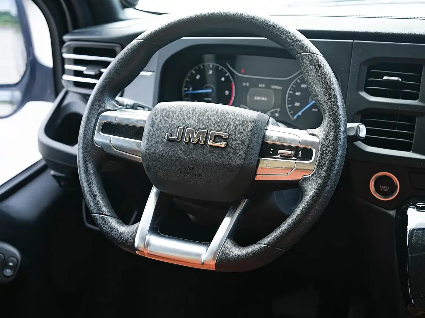 Jiangling JMC Fushun 2025 2023 Model 2.0T Automatic Short Wheelbase Medium Roof Commercial MPV 6 Seats