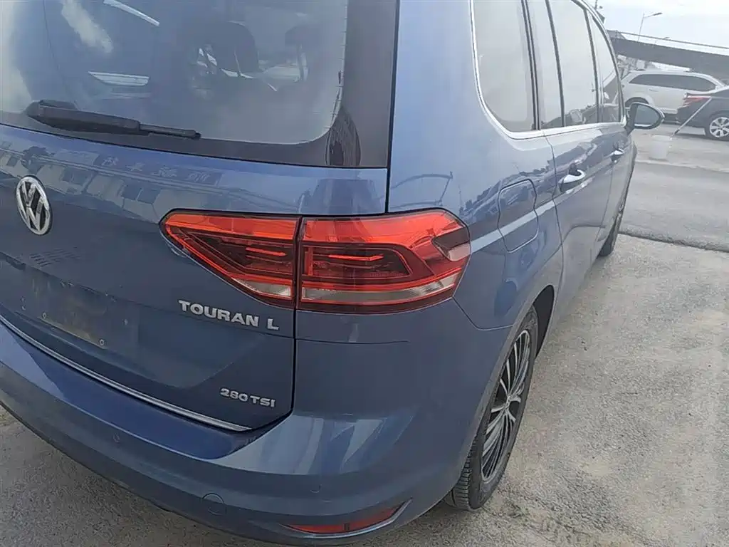 Volkswagen Touran 2018 Touran L 280TSI DSG Luxury 7-seater фото 8