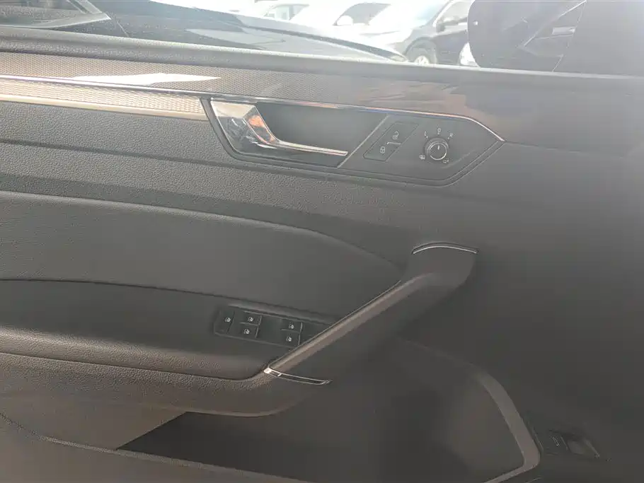Volkswagen Passat 2017 330TSI DSG Luxury фото 7