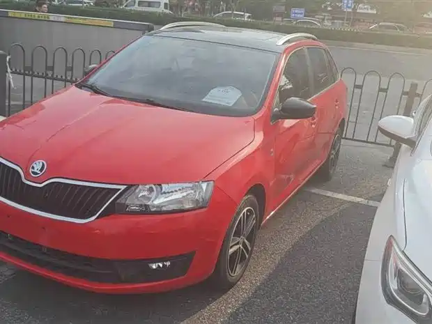 Škoda Skoda Rapid Spaceback 2016 Facelift 1.6L Manual Innovation Edition фото 2