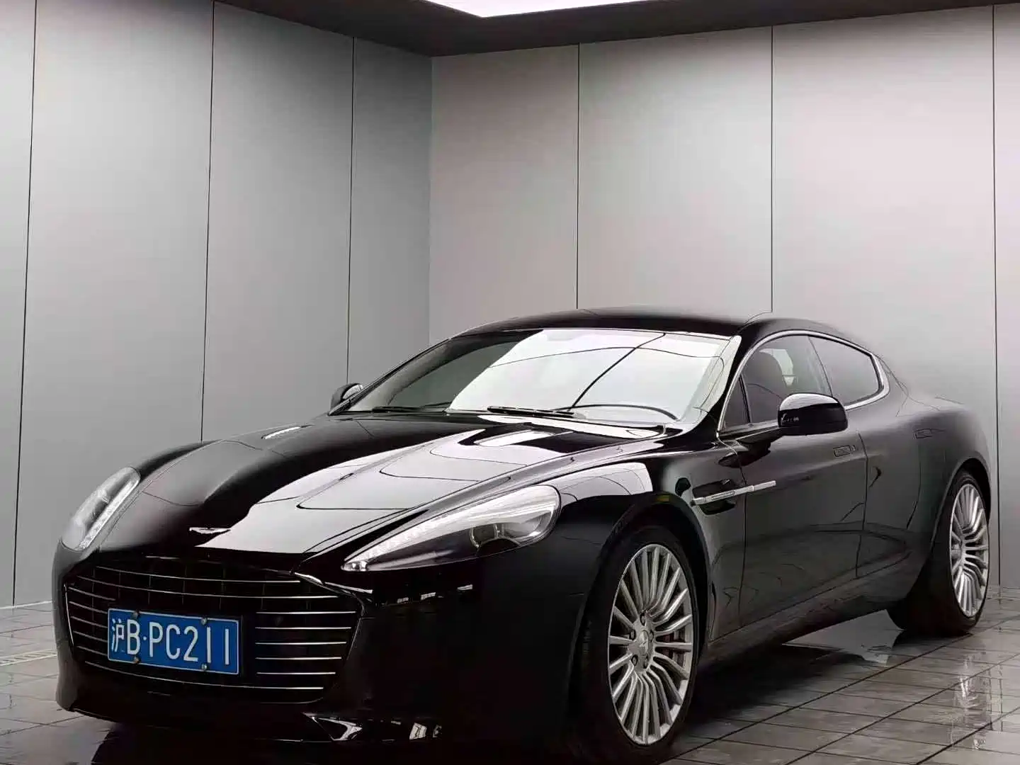 Фото 1 - Aston Martin Rapide