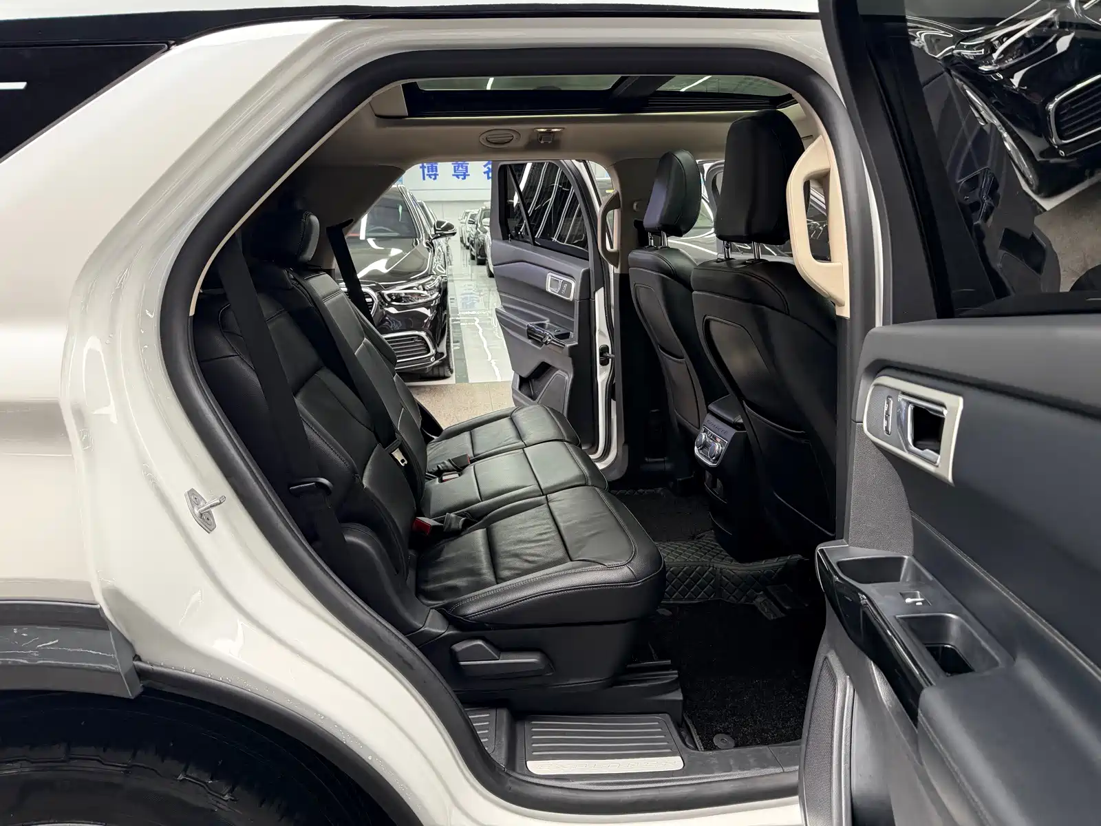 Photo 16 - Ford Explorer