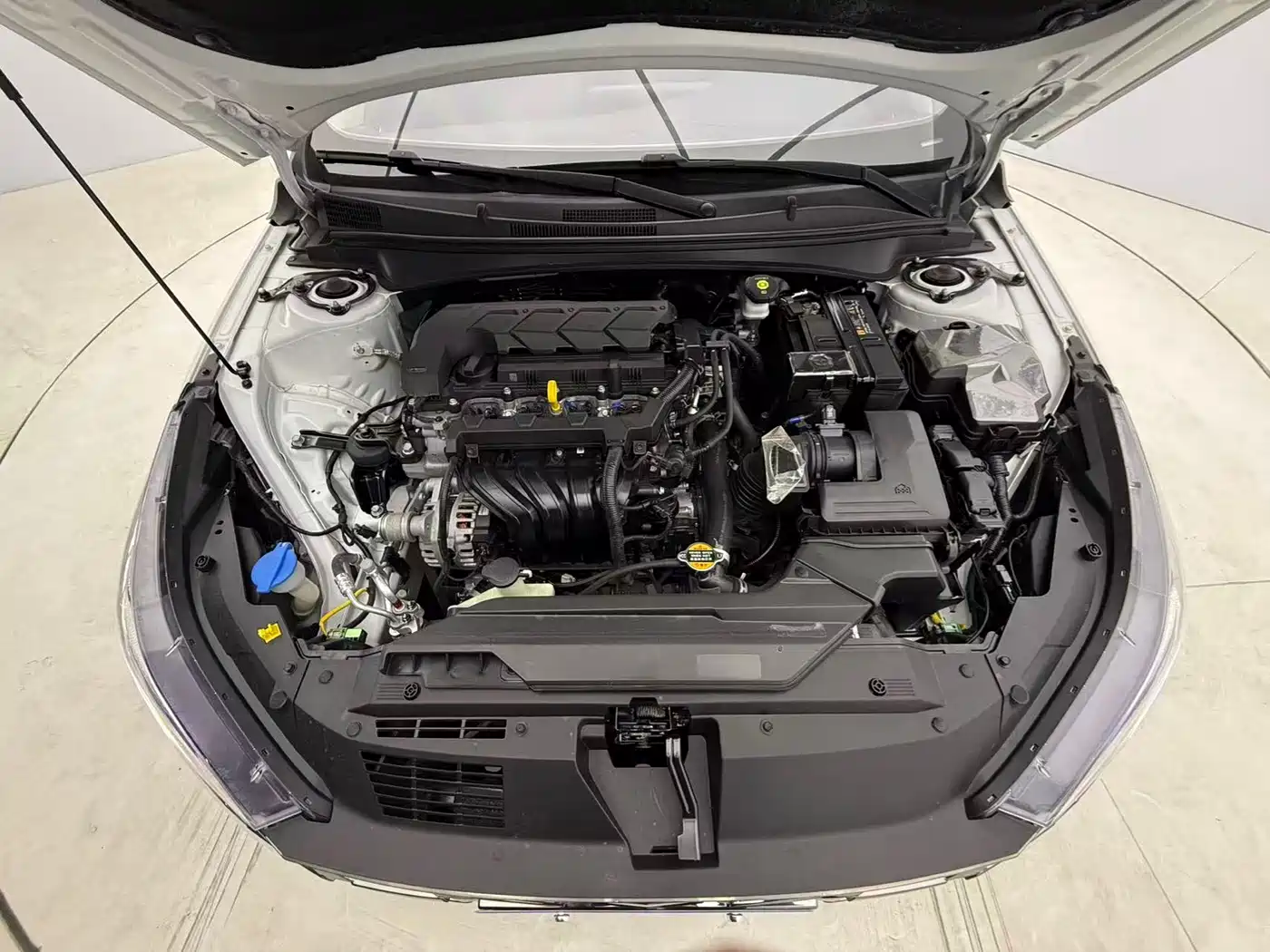 Hyundai Elantra 2022 1.5L CVT LUX Premium Edition фото 18