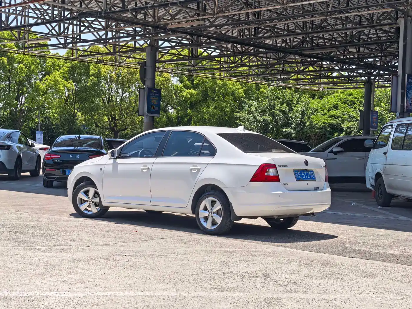 Škoda Rapid 2016 1.6L Automatic Pioneer Edition фото 3