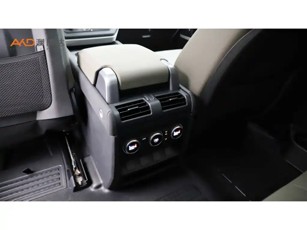 Land Rover Defender 2023 Model 90 2.0T P300 SE фото 9