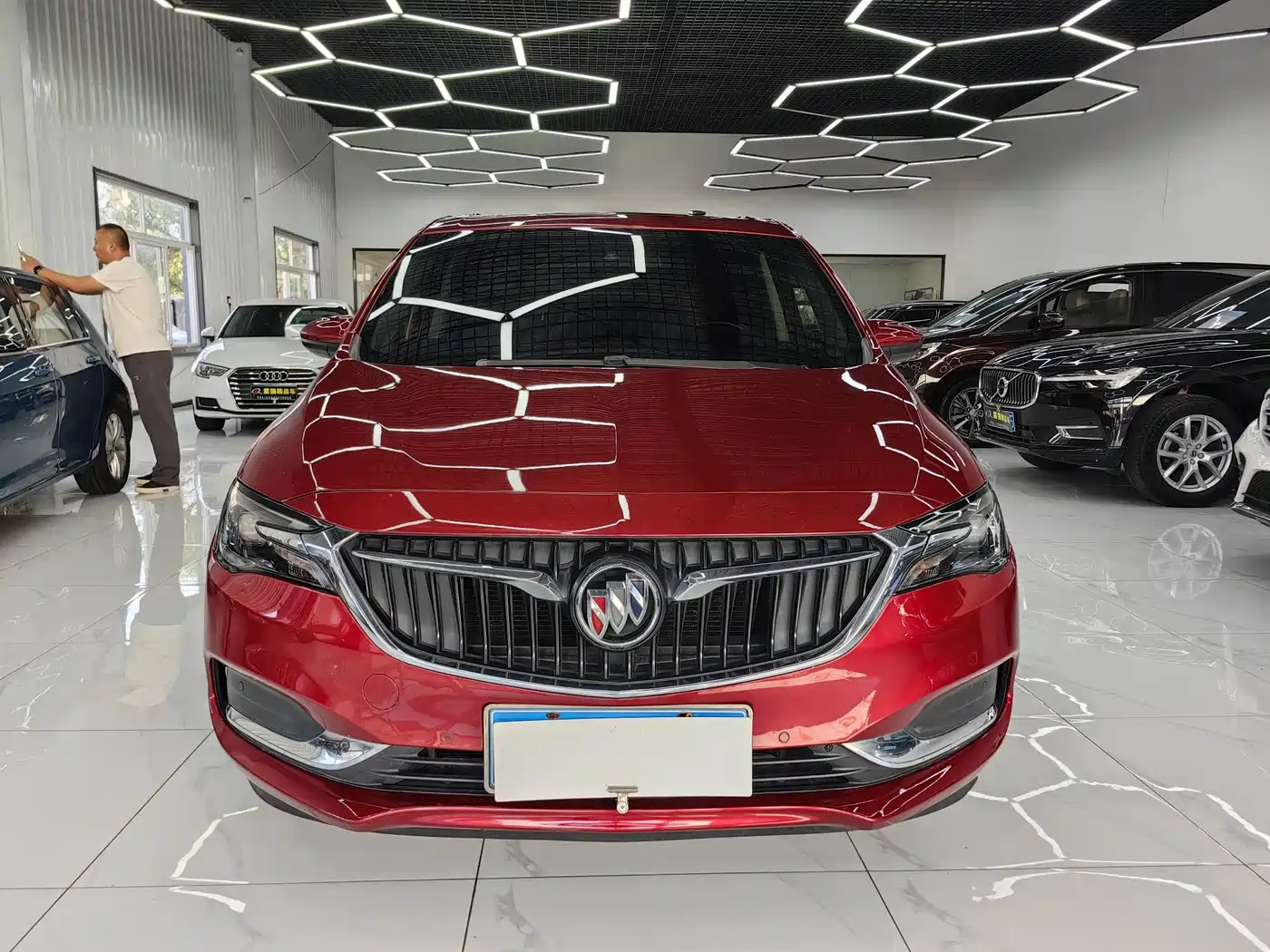 Buick GL6 2018 18T 6-Seater Premium фото 2