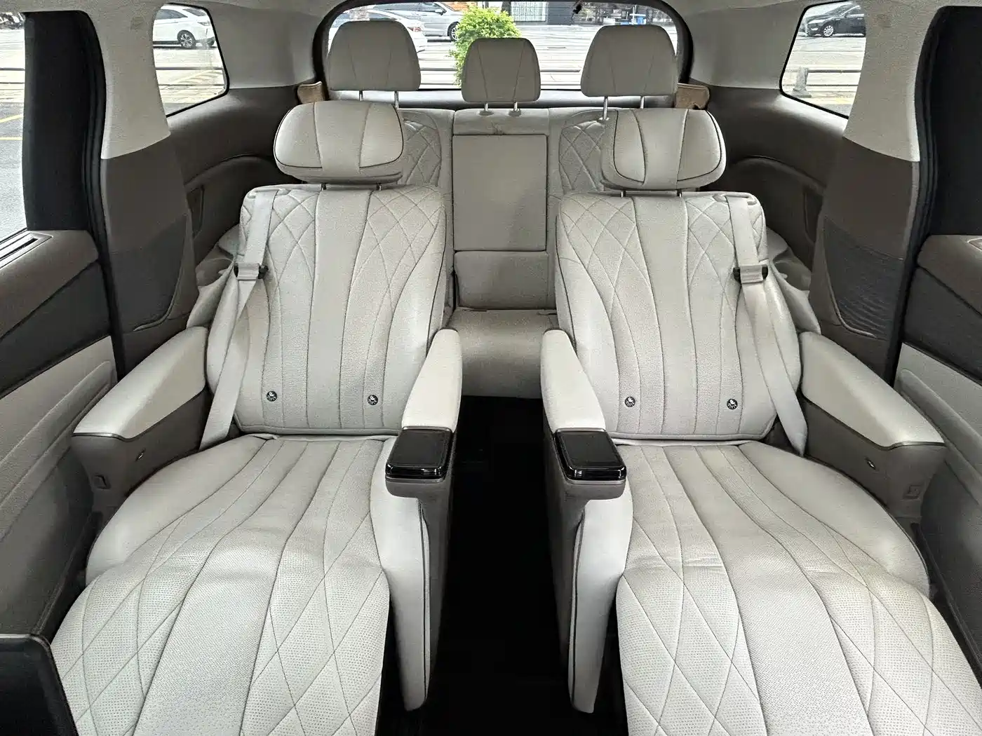 Denza D9 2022 DM-i 970 AWD Flagship фото 9