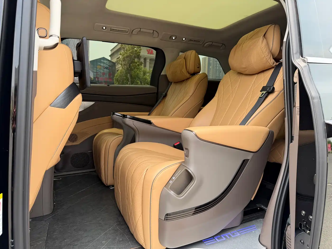 Denza D9 2022 DM-i 970 AWD Flagship фото 8