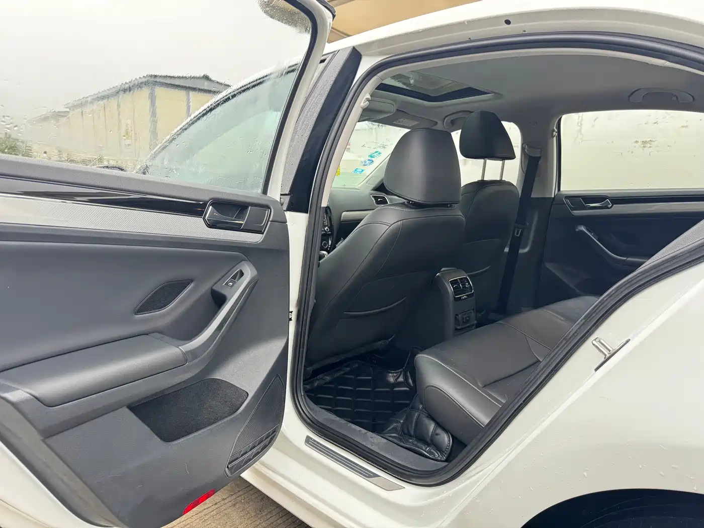 Volkswagen Sagitar 2015 1.6L Automatic Comfort фото 14