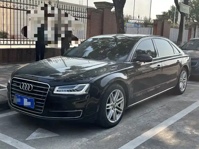 AUDI A8